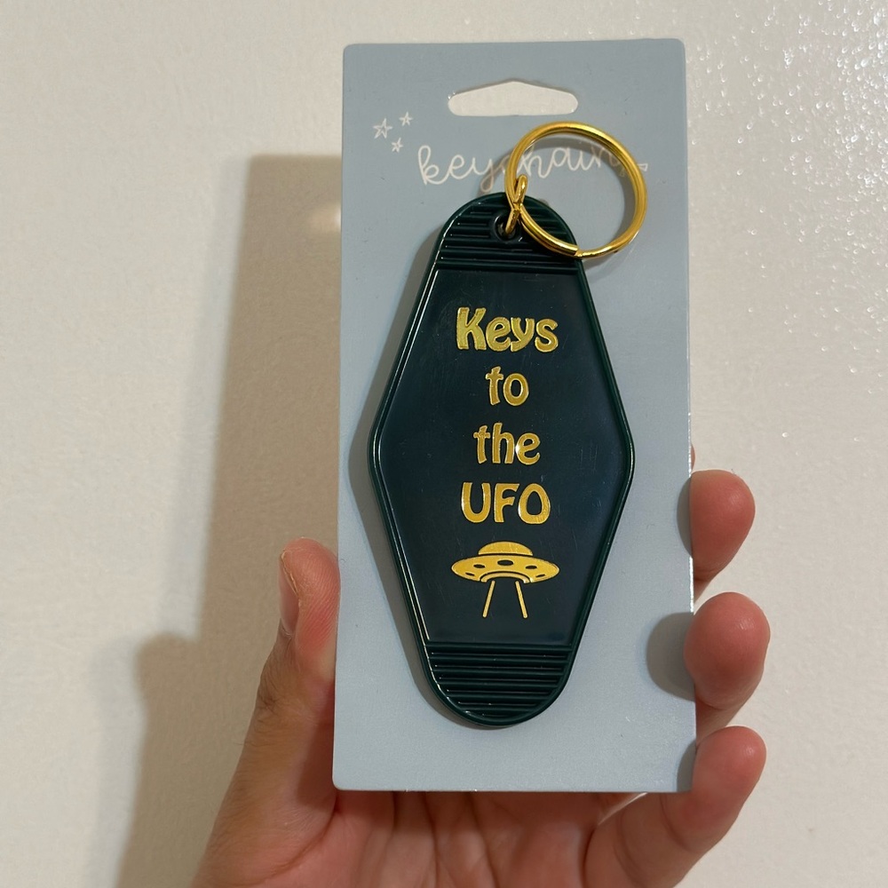 NWT “KEYS TO THE UFO” Dark Green Motel Retro Keychain Gift
